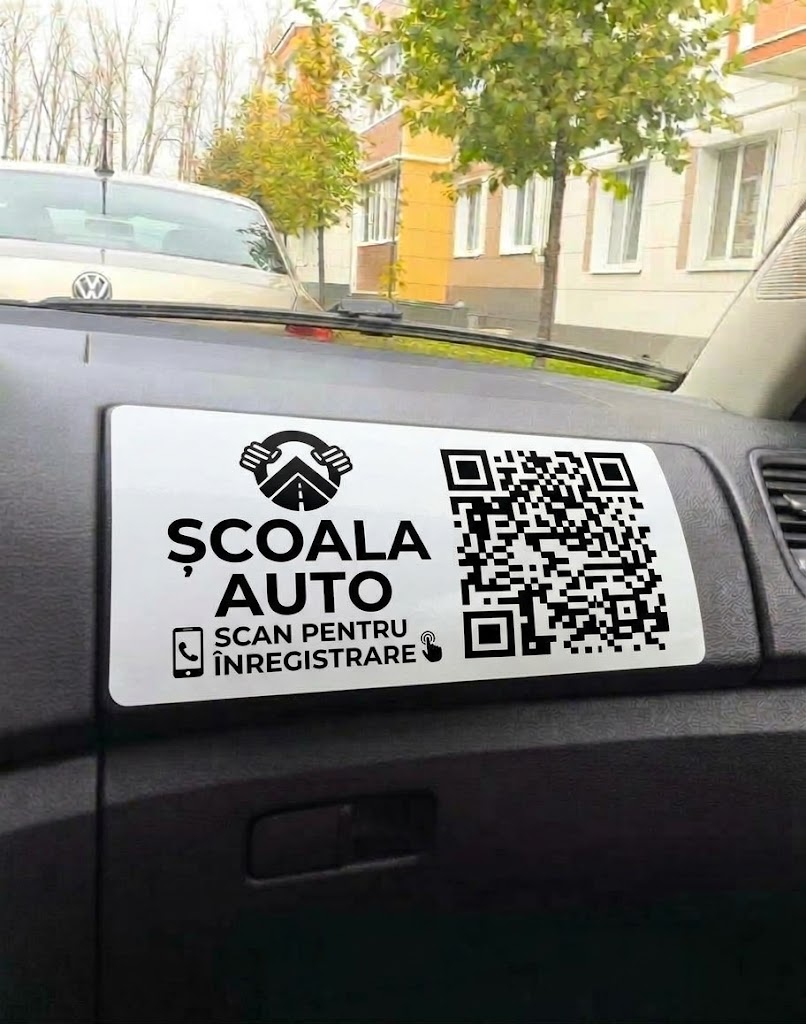 Наклейка с QR-кодом на торпедо автомобиля с надписью «Scan pentru înregistrare»